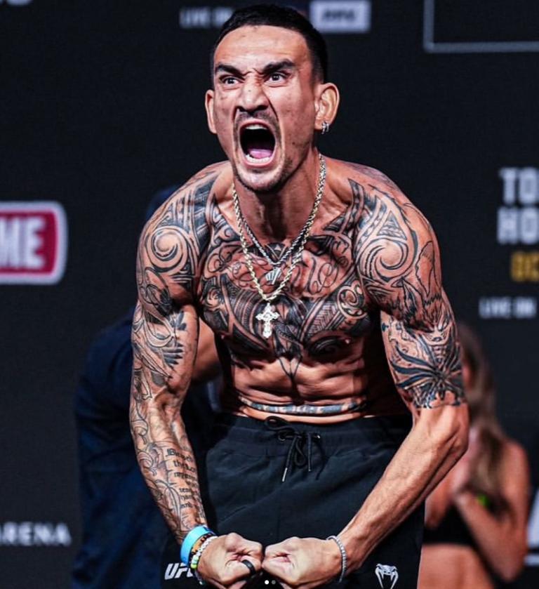 Max Holloway, a pesar de su pesar por no haber podido enfrentar a Khabib Nurmagomédov, sigue mostrando su fuerza y determinación en el octágono. Este “mayor arrepentimiento” es una muestra de la ambición y pasión que tiene por el deporte y por enfrentar a los mejores. Aunque el tiempo ha cerrado esa puerta, Holloway se ha adaptado y ha encontrado nuevas metas. Su próximo combate contra Ilia Topuria en UFC 308 es solo una nueva prueba en su camino, y Max está listo para continuar construyendo su legado, demostrando que, con o sin Khabib, él sigue siendo uno de los guerreros más valientes y comprometidos en la historia de la UFC.