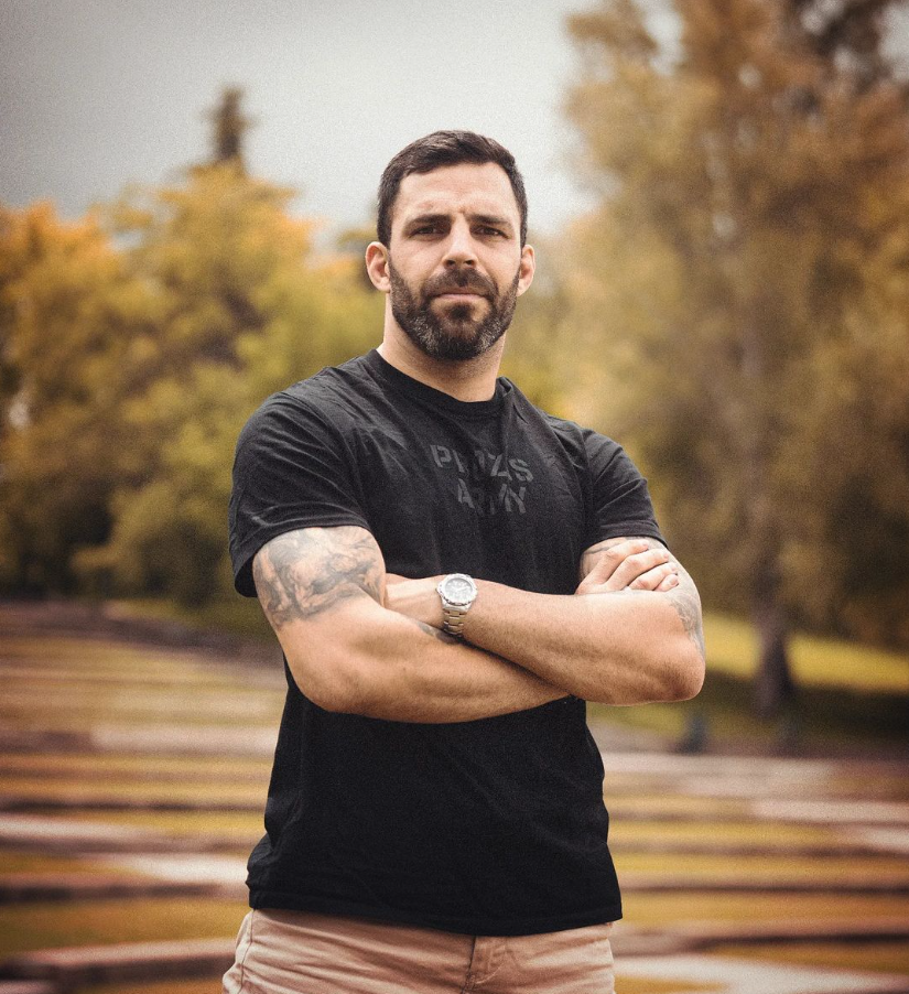 Knockout Spain entrevistó a César Alonso, un reconocido comentarista de MMA en España. En esta conversación, César compartió su pasión por las artes marciales y su trayectoria como analista en eventos de MMA. Destacó la evolución de este deporte en el país y cómo ha crecido la comunidad de aficionados. Su estilo analítico y profundo conocimiento le han valido el reconocimiento entre los seguidores. Además, habló sobre el futuro de las MMA en España y su compromiso por informar y entretener a los espectadores.