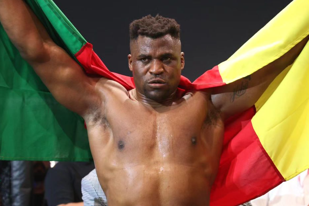 Ngannou regresa con victoria en PFL y emotivo homenaje