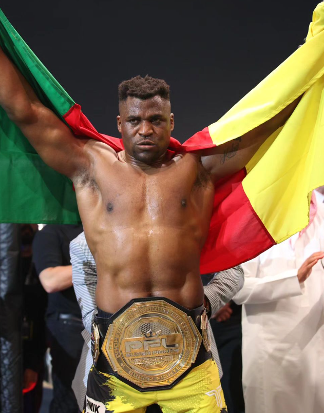 Ngannou regresa con victoria en PFL y emotivo homenaje